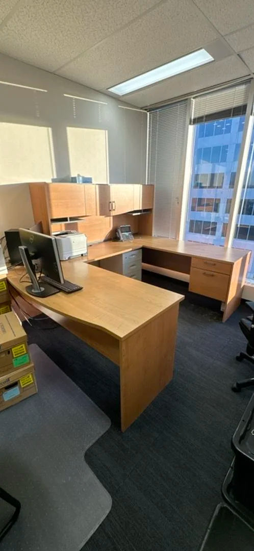 RH U-Shape Desk w/Hutch and BF Ped