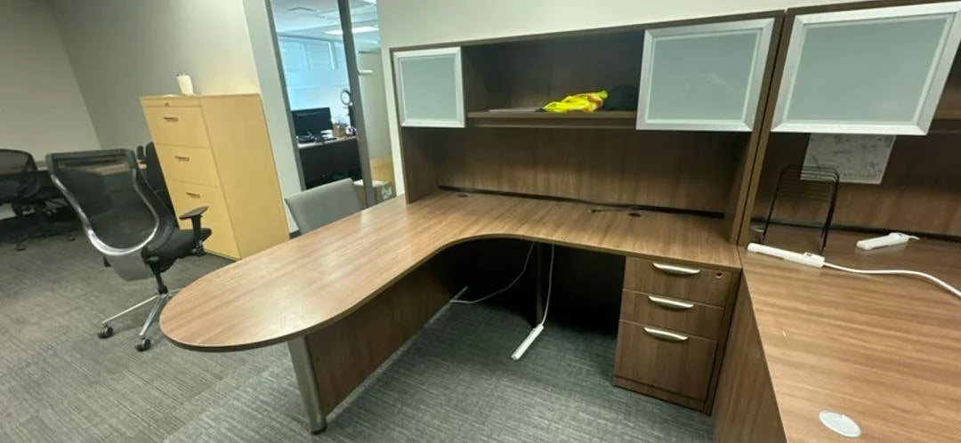 RH Bullet L-Shape Desk w/Hutch & BBF Ped (Scratches on Surface)