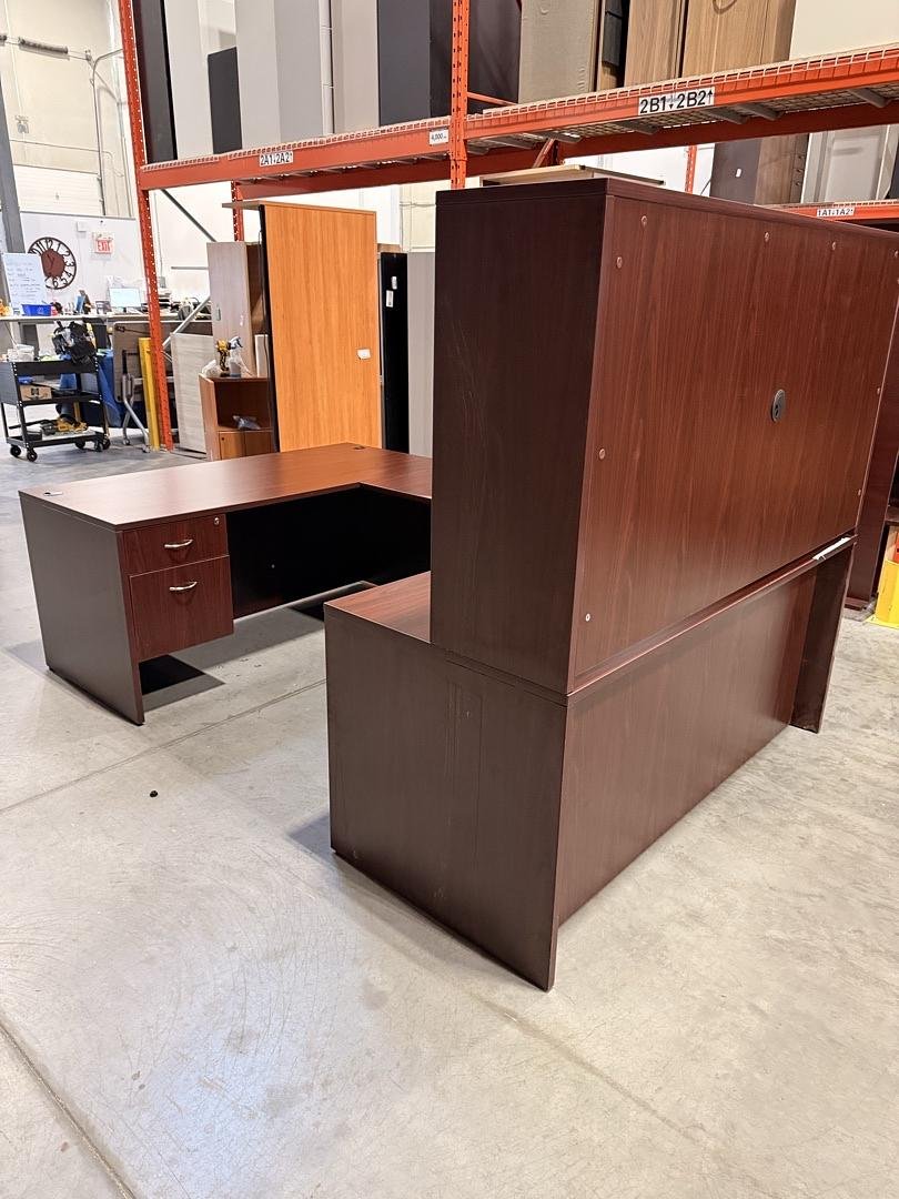 RH U-Shape Desk w/Hutch and BF Ped