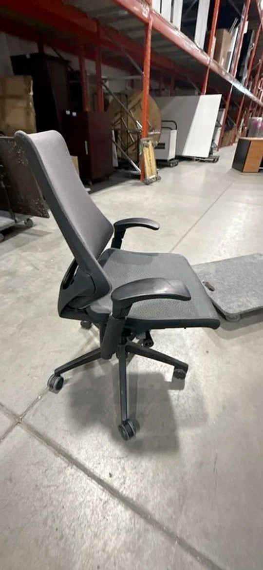Itoki Global Mesh Back Task Chair (Scratched Arms)