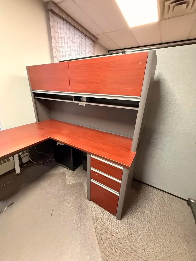 RH L-Shape Desk w/Hutch and BBF Ped (Minor Damage Interior)