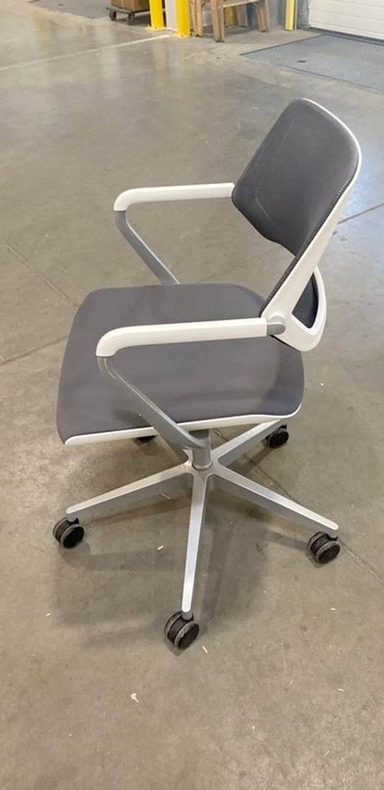 Steelcase QiVi Meeting Chair (Ripped Mesh)